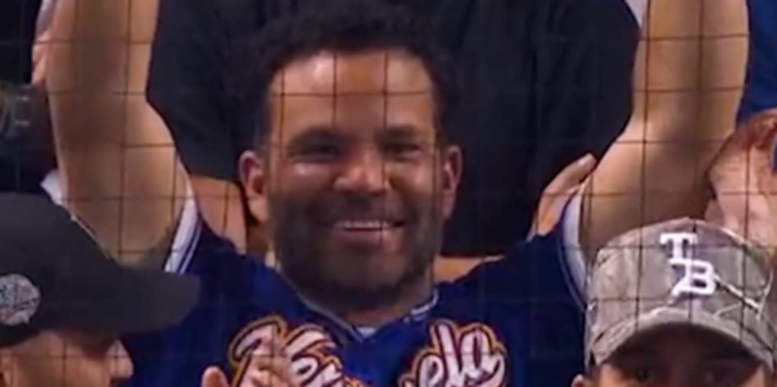 With Venezuela 1 win from first Classic title, Altuve showing his support