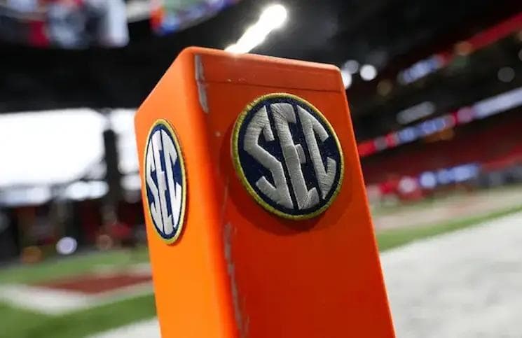 Tennessee Football Rival Makes Quarterback Announcement With Long-Term Implications - NewsBreak