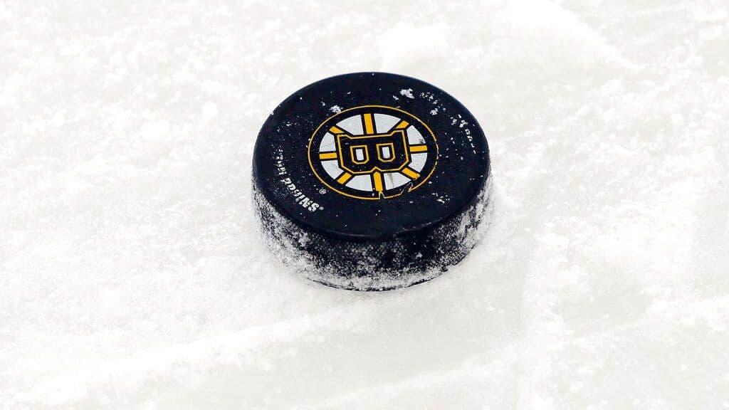 Bruins take on the Canadiens after Pastrnak's 2-goal game