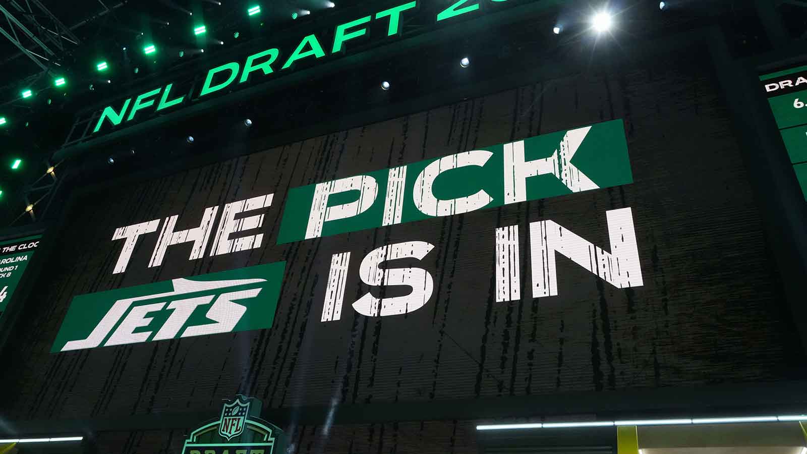 Jets news: New York takes a QB 'swing' in Mel Kiper's new mock draft
