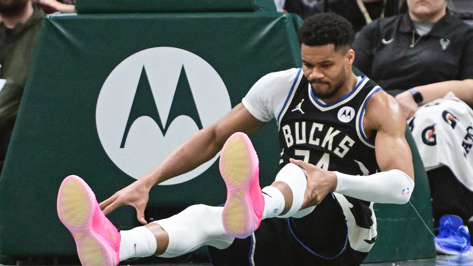 Bucks news: Giannis Antetokounmpo to miss at least 1 week with knee injury