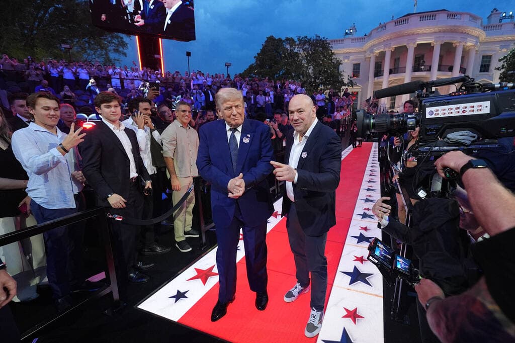 Las Vegas Raidersβ Maxx Crosby attends UFC event with Donald Trump, other celebrities | MMA UFC | Sports